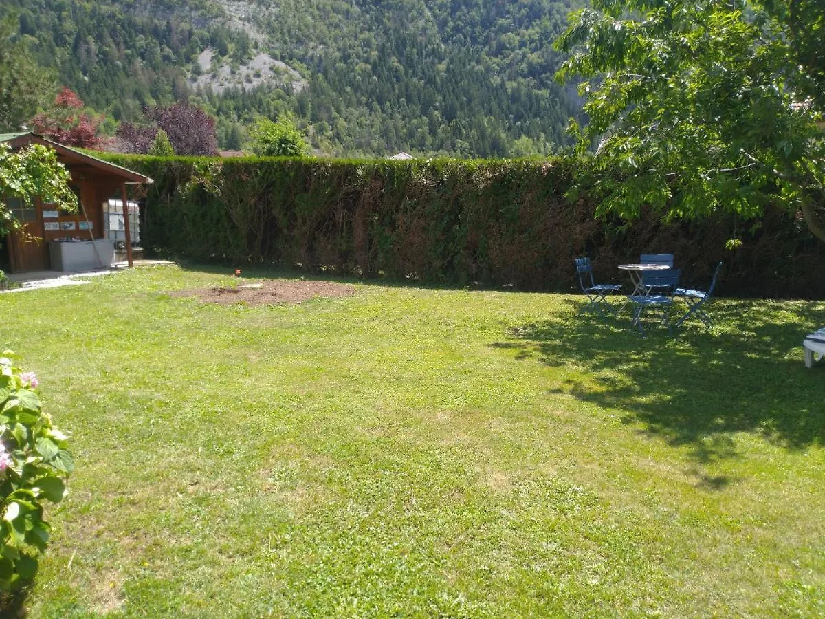 Chambre Rouge Dans Maison Avec Parking Cluses 0*,  Frankrijk