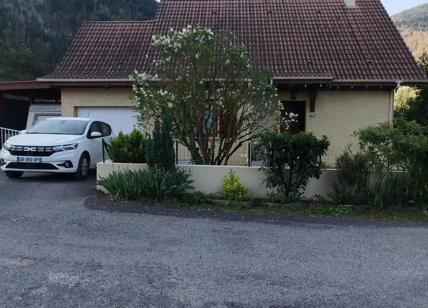 Chambre Rouge Dans Maison Avec Parking Cluses